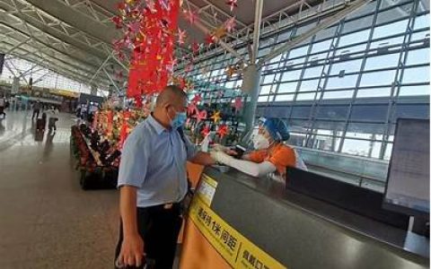 西安机场为首次坐飞机旅客安排指引服务：佩戴专属手环 全程有人引导(西安机场起飞视频)